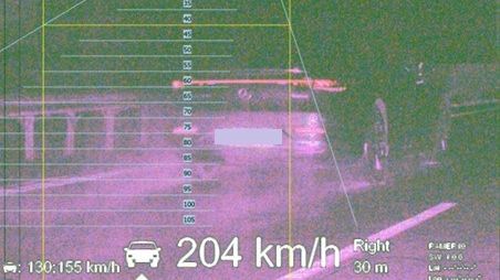 Na mokré dálnici uháněl řidič v mercedesu dvoustovkou, u Humpolce dojezdil